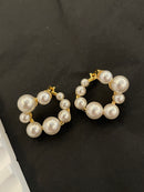 Large and small pearl earrings 02699