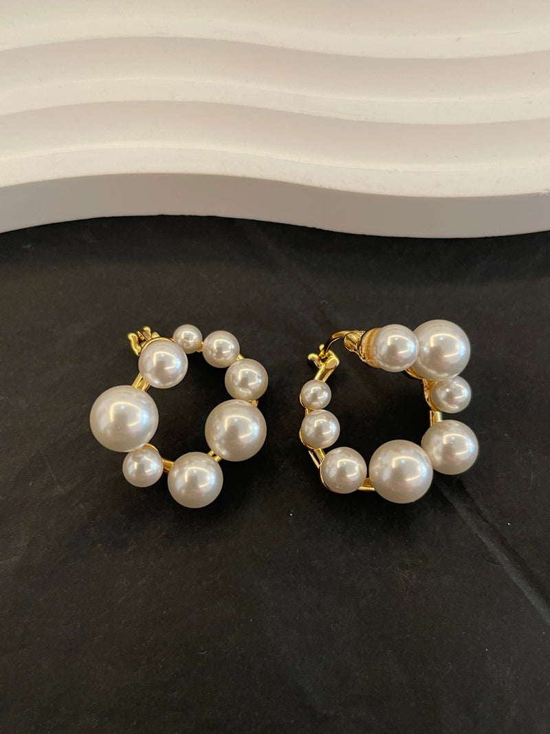 Large and small pearl earrings 02699