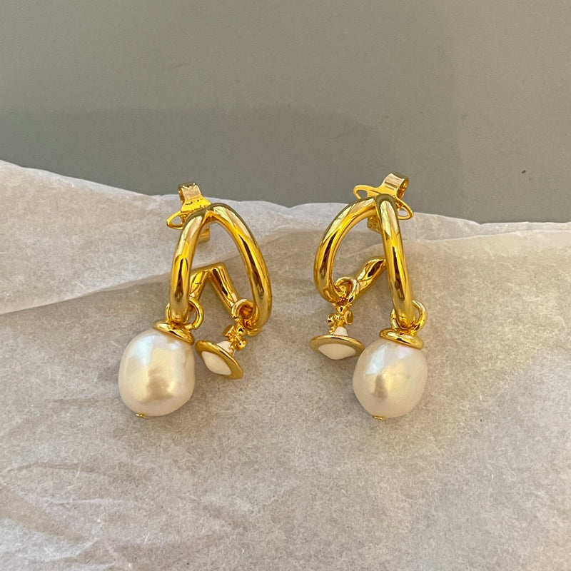 Specific natural shaped pearl earrings 02566