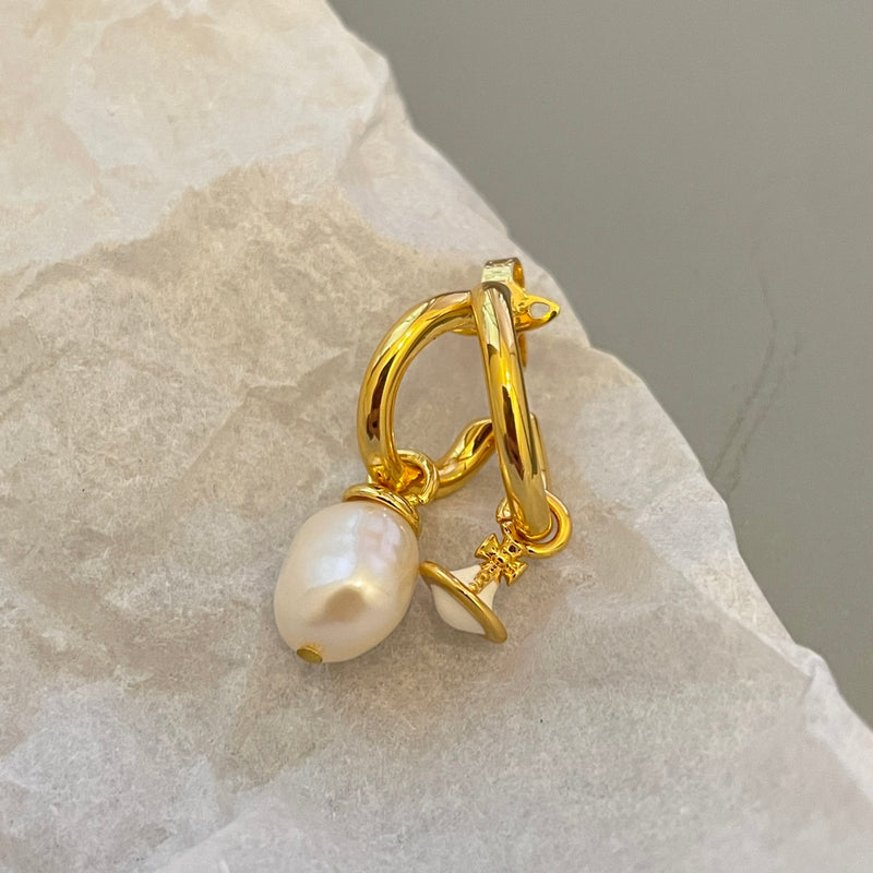 Specific natural shaped pearl earrings 02566