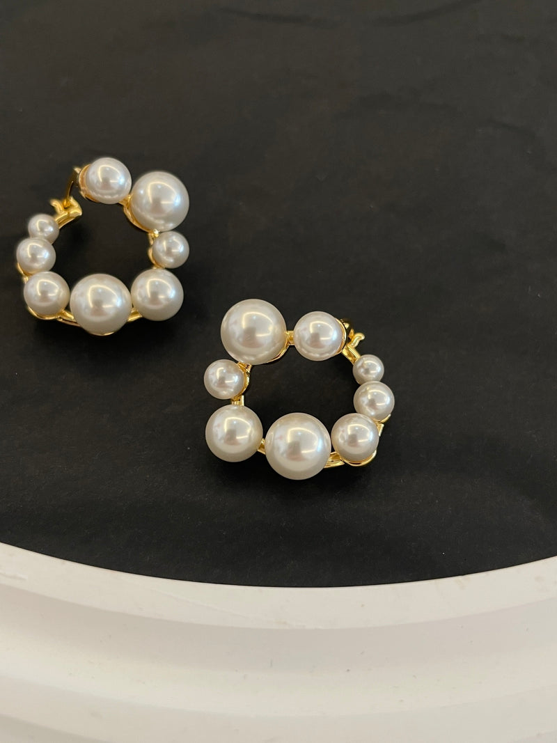 Large and small pearl earrings 02699