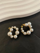 Large and small pearl earrings 02699