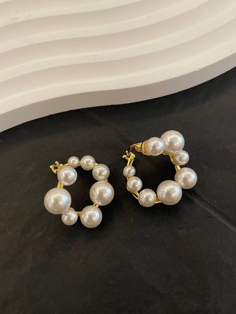 Large and small pearl earrings 02699