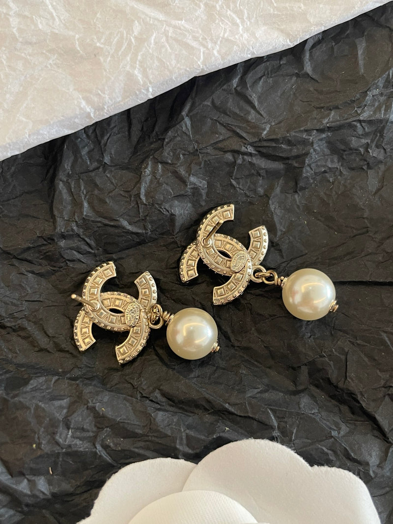 Classic double C pearl earrings  02364